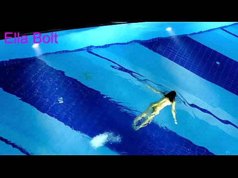 ❤️ मी पाहणे थांबवू शकत नाही, तरुण गोरा ELLA BOLT रिसॉर्ट पूलमध्ये नग्न पोहताना पकडला गेला ❌ लिंग ❤